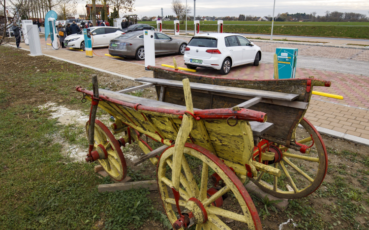 Felavatták Magyarország legnagyobb elektromos töltőállomását Zalában