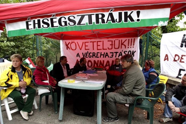 Devizahitelek - A kormányfő háza előtt kezdtek éhségsztrájkot a devizakárosultak képviselői