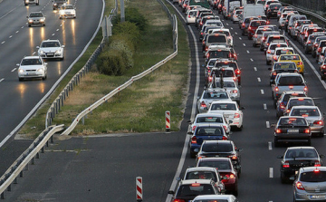 Jelentős a torlódás az M1-es autópályán Győrnél, mindkét irányba