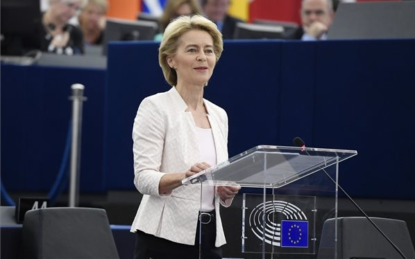 Elemző: Ursula von der Leyen mindenkinek kedvezni akar