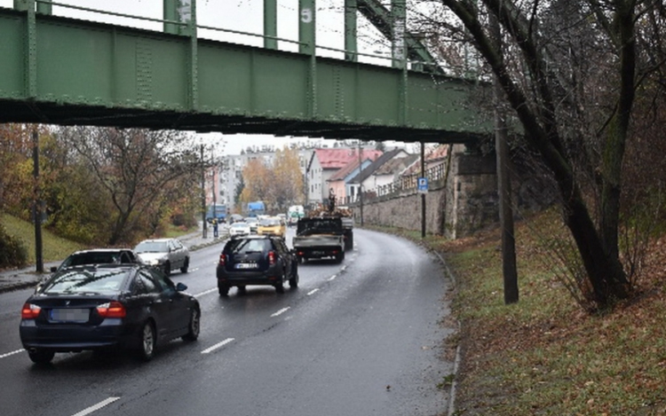 Kőzáport szórt a kocsikra két 15 éves