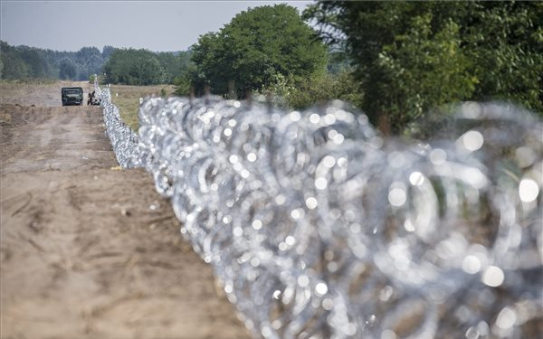 Határzár – gyors ütemben építik az ideiglenes határzárat