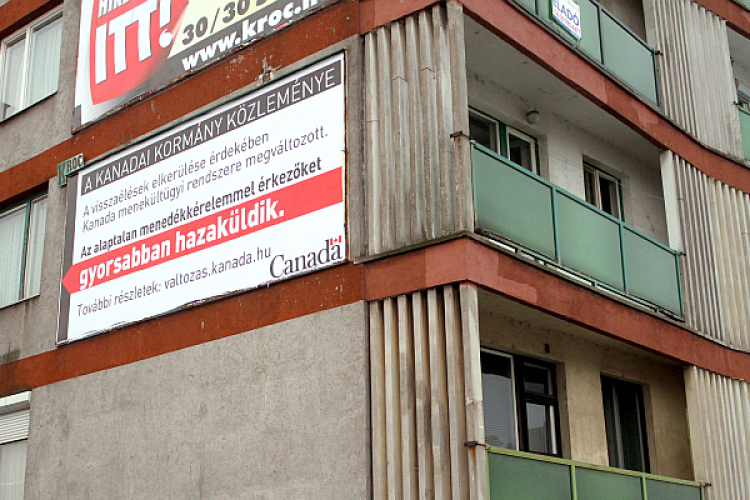 Botrány: megjelentek Miskolcon a kanadai kormány óriásplakátjai