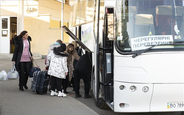 A segélyszervezetek folyamatosan segítik a menekülteket