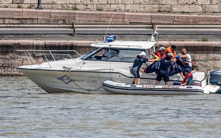 Dunai hajóbaleset - Újabb holttestet azonosítottak, még nyolc embert keresnek