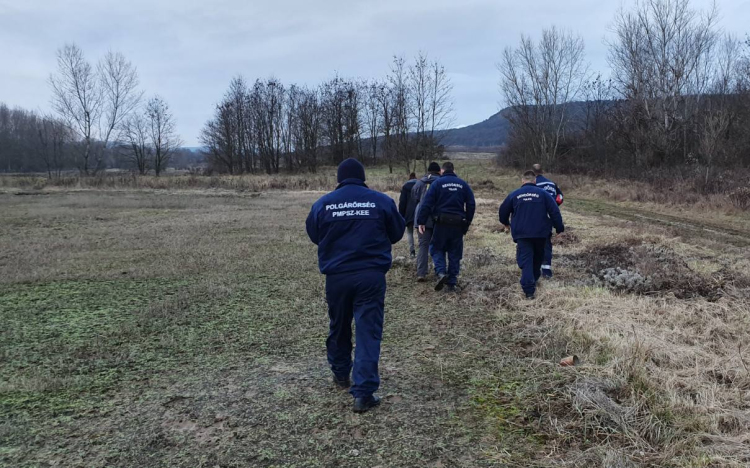 Hátukon cipelték a bajba jutott kirándulót - VIDEÓ