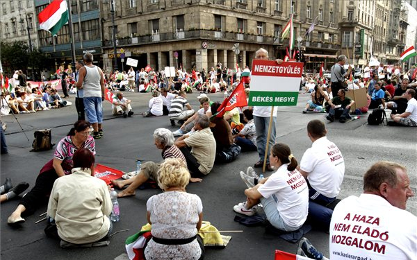 BKK: demonstrálók \'elfoglalták\' az Astoriát