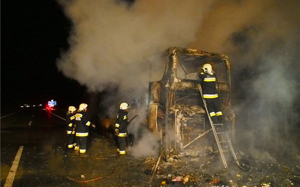 Egy kigyulladt busz miatt teljes útzár van az M5-ös autópályán