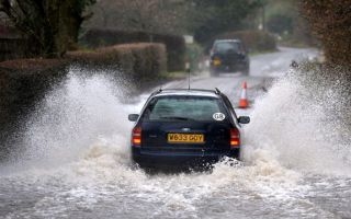 Katasztrofális időjárási és árvízhelyzet Nagy-Britanniában, különleges kormányintézkedések